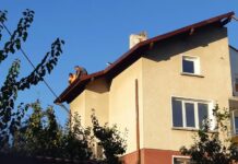 Ремонт на покрив на стара къща с поставяне на нови керемиди