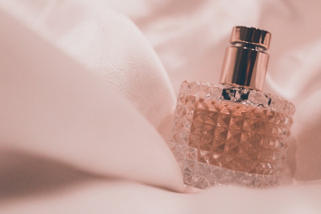 Sensuous на Estée Lauder през сезоните: Ароматът, който се променя с времето